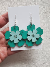 Load image into Gallery viewer, Tourquoise Flower Dangle Earrings