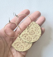 Load image into Gallery viewer, MAGNOLIA earrings product photo 4
