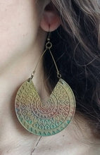 Load image into Gallery viewer, Gradient V Cut Dangle Earrings