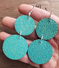 Load image into Gallery viewer, Tahiti lightweight stacked circle earrings, original Etsy photo 15
